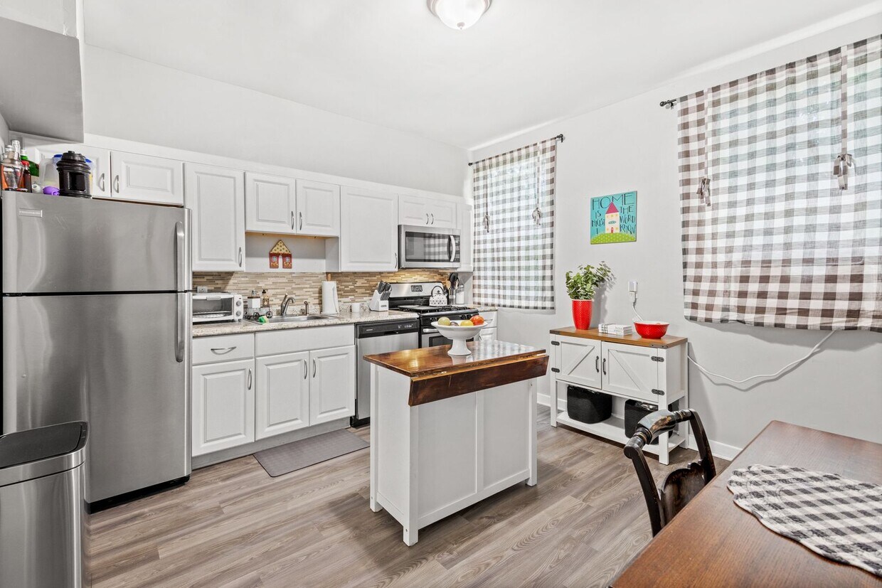 Sensational 2 bedroom home in Beechview available May 1! - Sensational 2 bedroom home in Beechview available May 1!