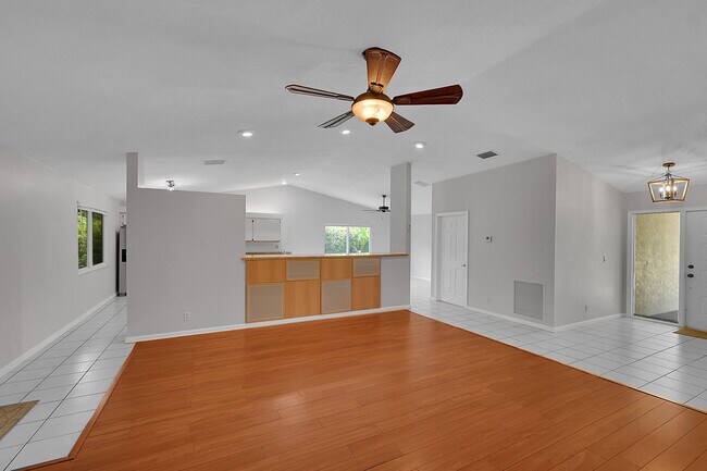 Building Photo - 1800 Primrose Ln