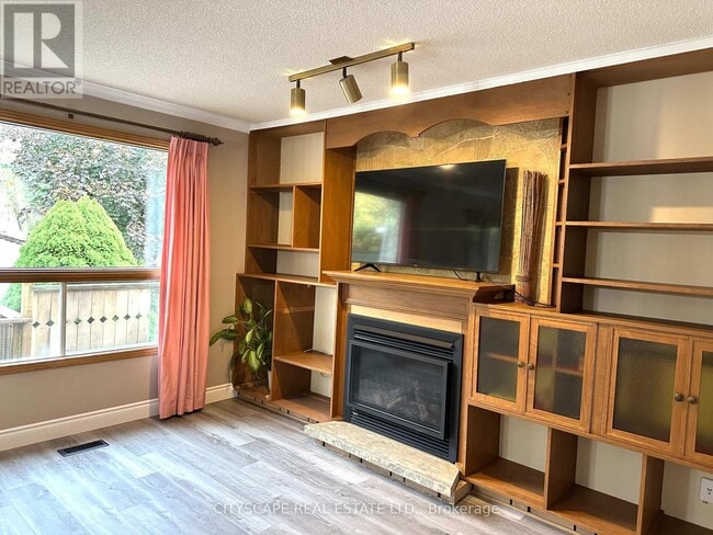 Photo du bâtiment - 575 Springbank Ave