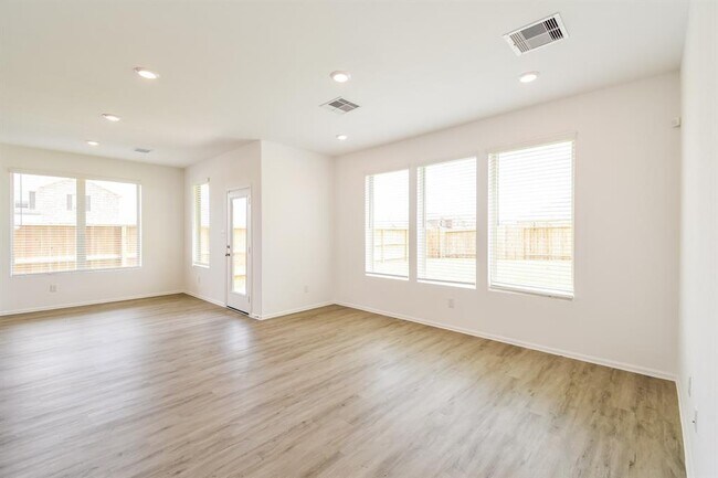 Foto del edificio - 707 Willow Harbor Ln