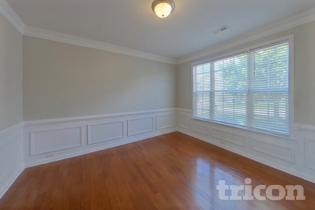 Building Photo - 527 W Saddletree Dr