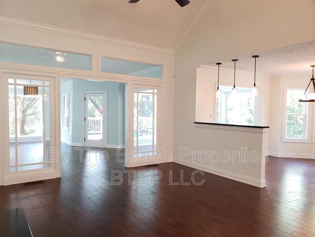 Building Photo - 9327 Cove Dr