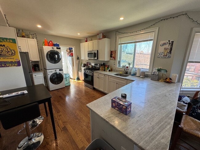 Building Photo - HOT SOMERVILLE LISTING!!!!!