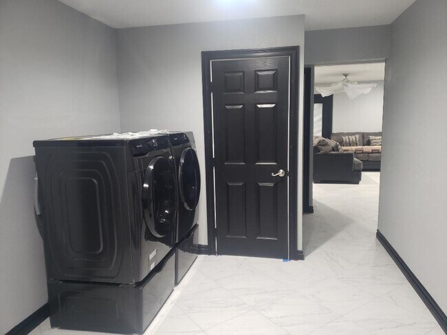 Foto del edificio - 3448 Glendower St