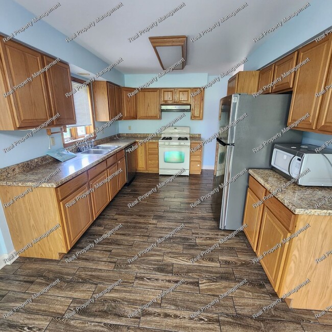 Building Photo - Three Bed Chesterton Townhome