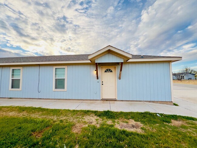 Foto del edificio - MOVE-IN SPECIAL: Stylish 3-Bedroom Duplex ...