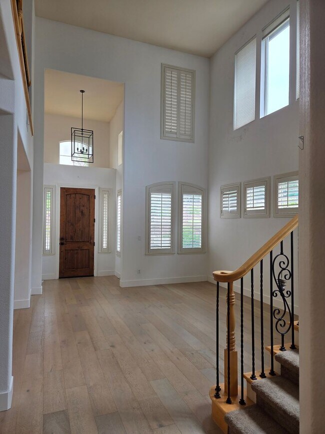 Building Photo - 5 Bdrm, 4 bath home located in Highland View Community off Silva Valley