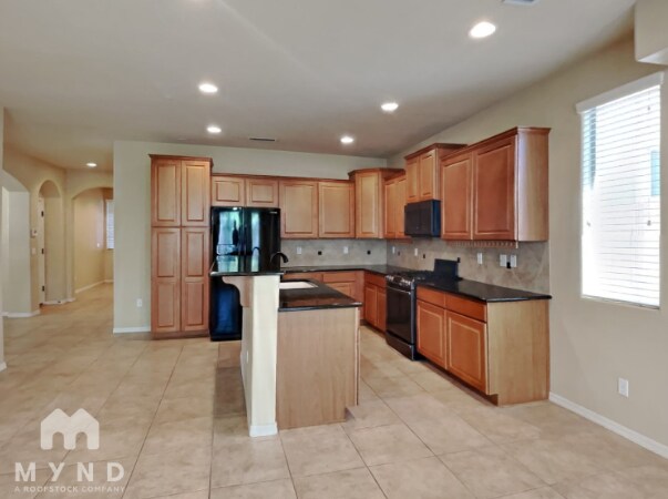Building Photo - 5647 W Huntington Dr
