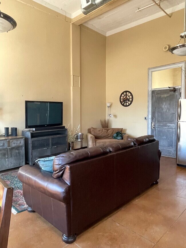 Building Photo - 108 W 2nd St