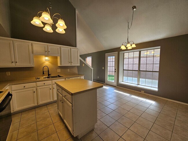 Foto del edificio - (4) Bed/(3) Bath in Moore with Storm Shelter! Avail NOW!!