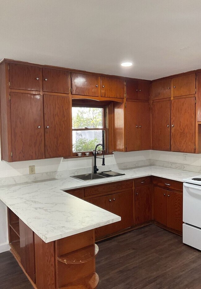 Foto del edificio - AVAILABLE NOW!