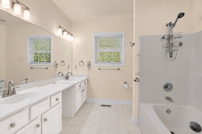 Building Photo - Greenville Studio Apartment