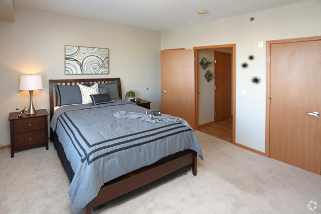 1BR, 1BA, Model - 941 SF - York Place Apartments Edina