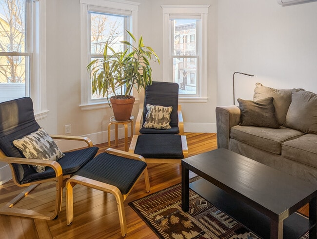 Living room with bay windows - 22 Reed St