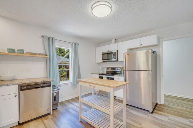 Building Photo - Adorable 3-Bedroom Get Away in Thunderbolt