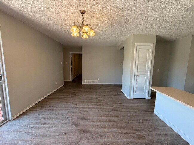 Foto del edificio - "Charming 3-Bedroom Home with 2 Full Baths in Lubbock – Your Perfect 1,380 Sq. Ft. Retreat!"