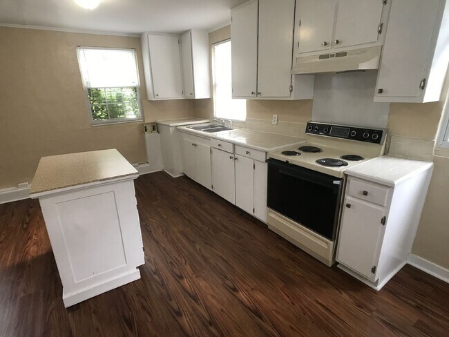 Building Photo - Charming Carriage House near Downtown Savannah