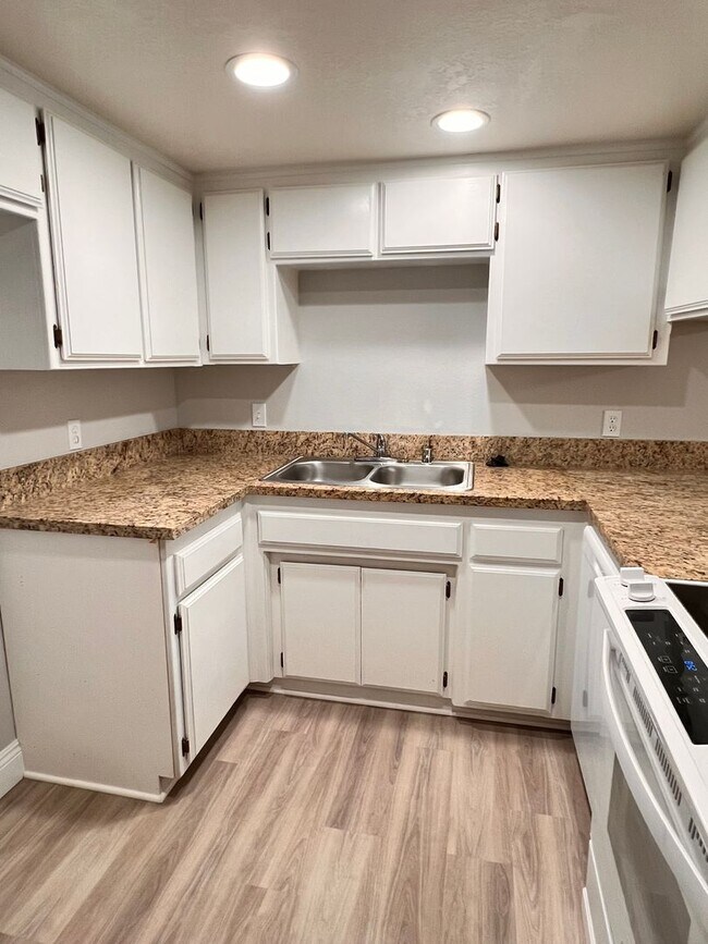 Foto del edificio - MOVE IN SPECIAL- 1/2 OFF FIRST MONTH'S REN...