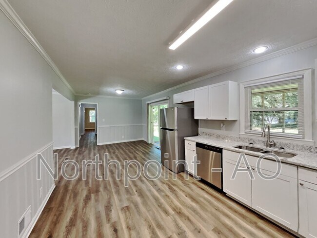 Building Photo - 906 King Dr SE