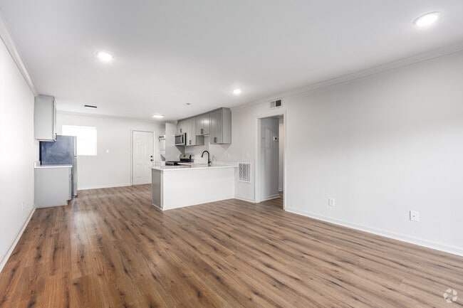 2BR, 1BA - 1,100SF - Dining Room - Woodland Apartments
