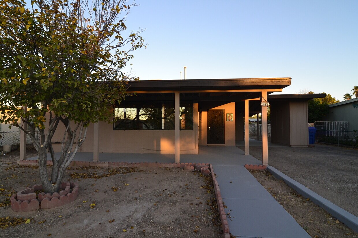 Foto principal - Charming 2 Bedroom 1 Bath Home! South Tucs...