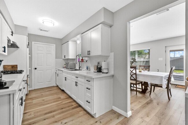 Building Photo - 7019 Lugary Dr