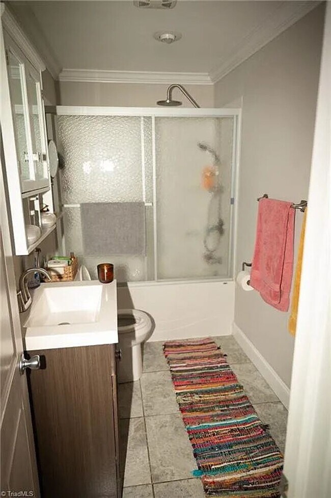 Foto del edificio - Spacious 4-Bedroom Home with Large Yard in...
