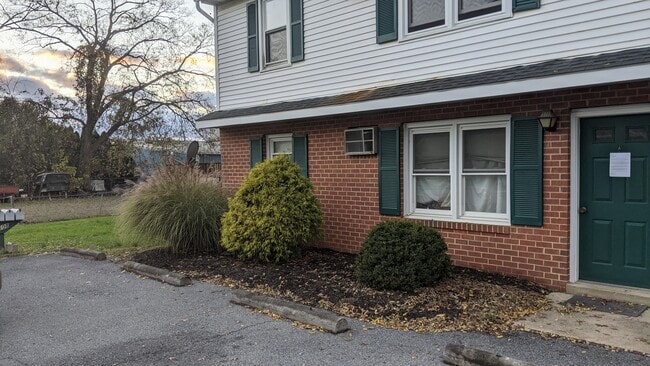 Building Photo - 508 W Strawberry Ave