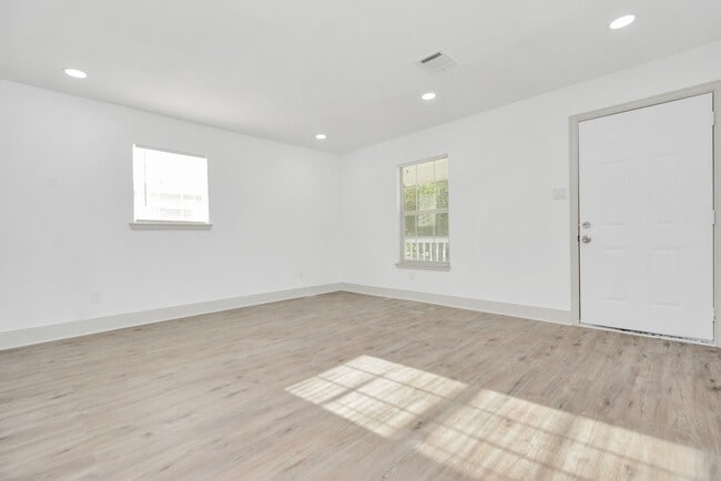 Building Photo - 1501 Maiden Ln