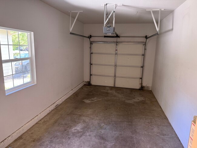 Single Car Garage - 1962 NE Sams Loop