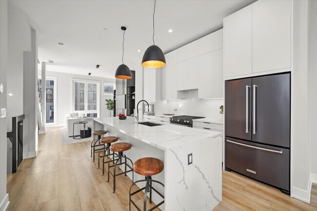 Foto del edificio - 4246 W Belmont Ave