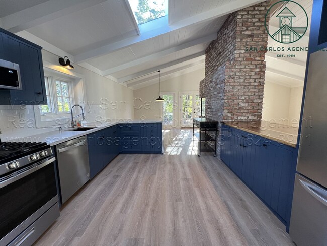 Building Photo - Newly Remodeled Three Bedroom Hatton Fields Home