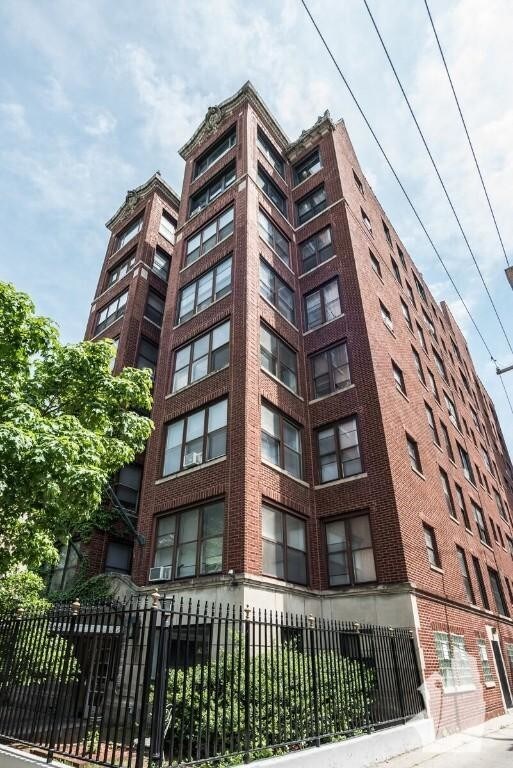 Primary Photo - 941 W Carmen Ave