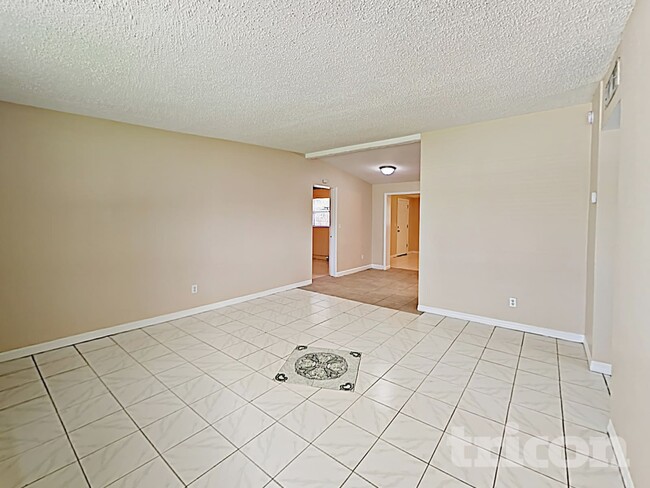 Foto del edificio - 3463 Arbutus Ln