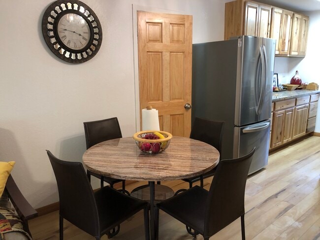 Foto del edificio - 1083 Pine Grove Ave