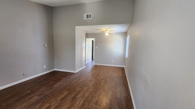 Foto del edificio - 1600 W Braker Ln