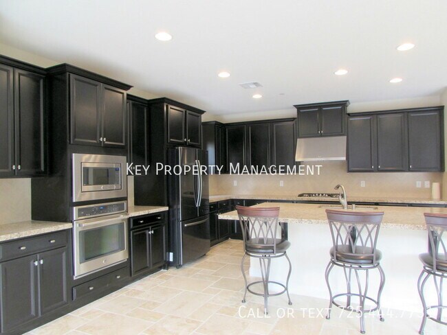Building Photo - 5 BEDROOM HOME W/ ATTACHED CASITA AND 3 CA...