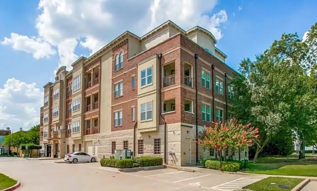 Building Photo - 800 E. 15th-211842