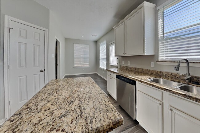 Foto del edificio - 7031 Tallow Knoll Ln