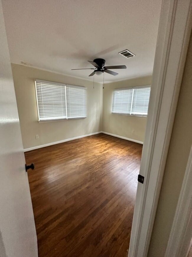 Building Photo - Downtown Gainesville Bungalow