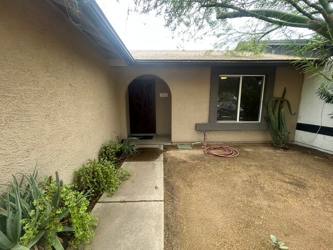 Building Photo - 3041 W Monona Dr
