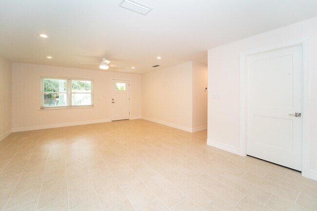 Building Photo - 22 1/2 Fancher Ct