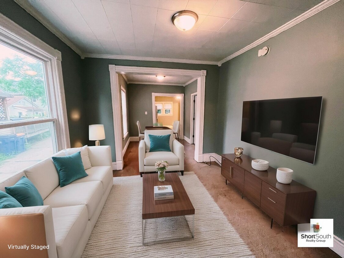 Foto principal - 4 bed 2 bath Single Family Home