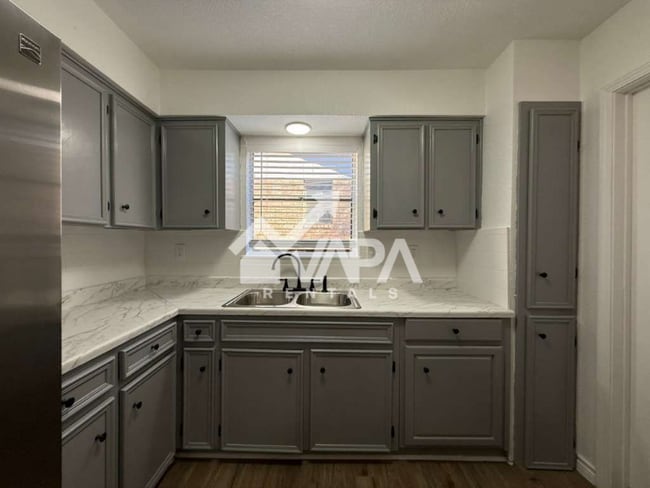 Foto del edificio - 4103 Family Tree Dr