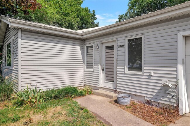 Building Photo - 2 BED / 1 BATH HOUSE IN CENTRAL CHAMPAIGN ...