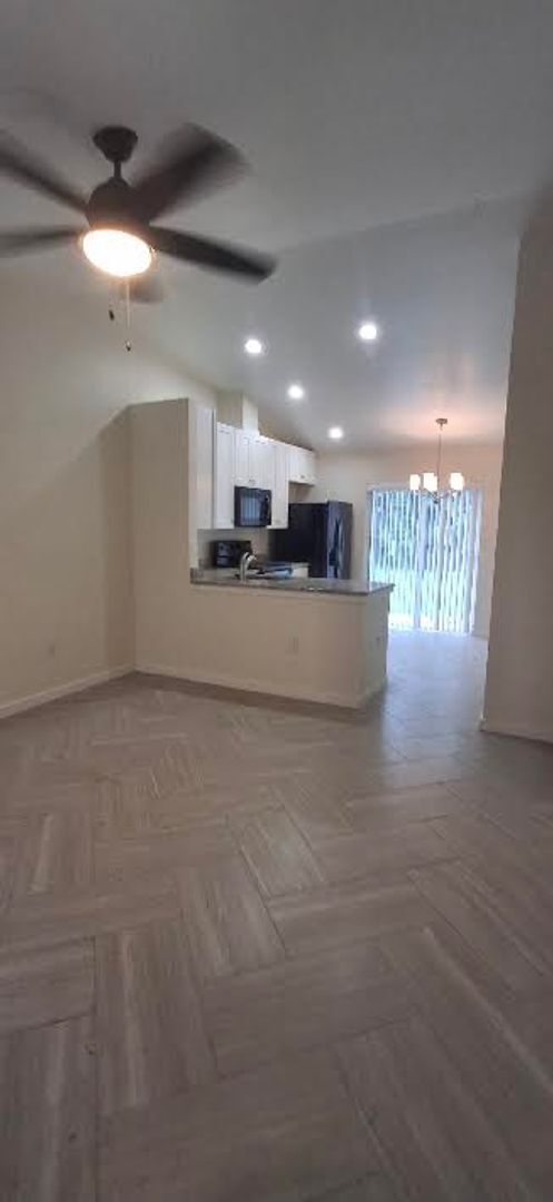 Foto del edificio - Exceptional Fully Remodeled 2-Bedroom, 2-Bath Duplex in University PlaceFenced Yard