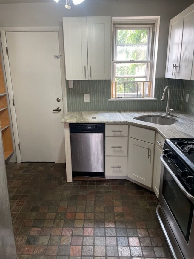 Building Photo - Fantastic 2 bedroom, 1 bath house in Fisht...