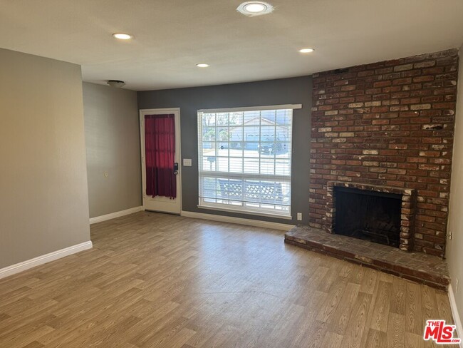 Building Photo - 631 Pepper Tree Dr