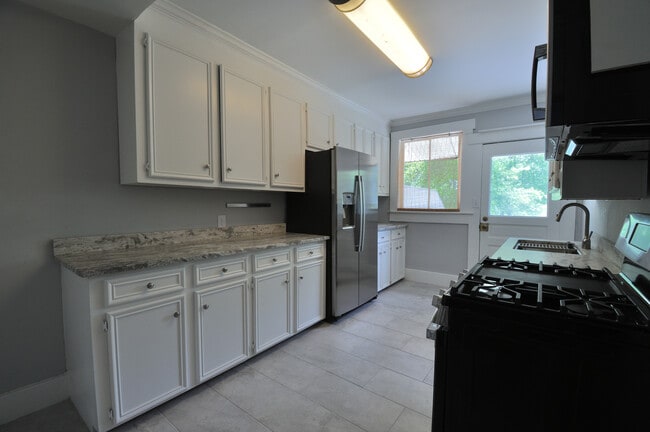 Building Photo - 1405 Maple St