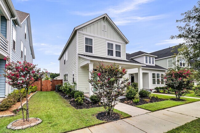 Building Photo - Must see 3 bedroom, 2.5 bath Home in Midto...